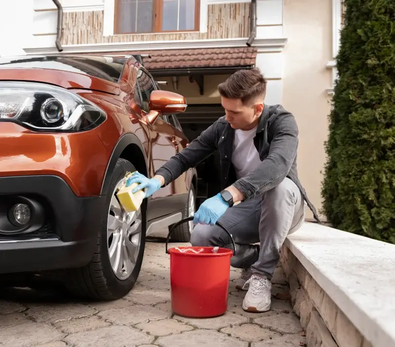 Lavage auto à domicile Ercé-en-Lamée : professionnel intervenant sur un véhicule